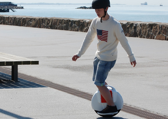 Airwheel предоставляет широкий спектр одноколесные велосипеды. Airwheel X 8 является особенной, потому что он имеет большие колеса и выглядит стройнее. Я купил Airwheel X 8, ожидая моих поездок в и из классов в моем университете, чтобы стать немного более приятным, а также короче. 