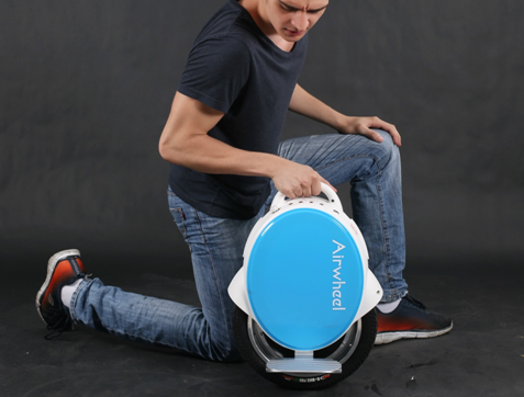 The Airwheel Q5 is a twin-wheeled self-balancing unicycle released by Airwheel Technology. Apart the multiple functions inherited from Q-series, Airwheel Q5 has an upgraded chip and improved chassis. Also it’s more powerful, which enables you to travel for a longer distance.