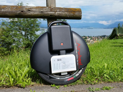 Airwheel X 3 — это футуристический транспорт, посвященный весело и низкой углеродной жизни. Использование умных корреспондирующих технологии, Airwheel делает popping до магазинов, ваш коммутируют работу, или будет только в любом месте, без усилий!