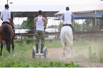 Airwheel 2-колесных электрический скутер S5 появляется в отеле японский робот