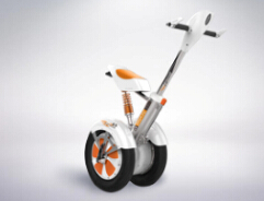 Nous pouvons analyser ce scooter à la mode dans l'aspect de l'apparence unique et un matériel puissant.