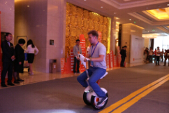 Le scooter électrique prend en charge la position assise équitation, qui est plus reposant et allégeant.