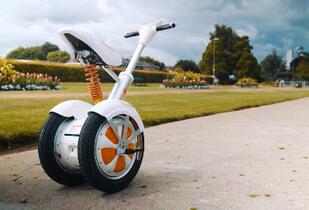 TOC21 suggère un voyage vert pour faire face aux changements climatiques. Airwheel auto équilibrage scooter faire une faveur.