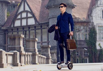  أخذ Airwheel الذاتي موازنة اثنين عجلات سكوتر S5 وجهاز التحكم عن بعد اللاسلكية التزلج M3 كأمثلة.