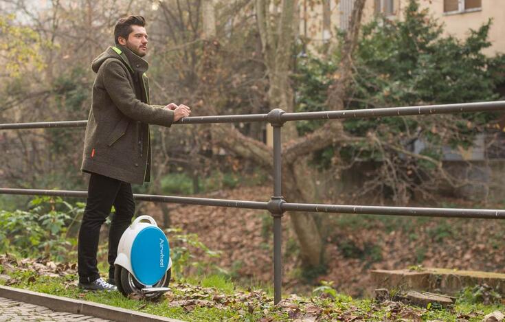 Dans ce cas, un nouveau véhicule de transport — un dispositif électrique avec une roue de jumeaux qui aide les gens à fuir le problème même s'il est incapable de régler le problème.