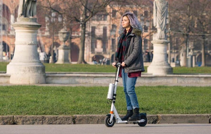 Por eso, Airwheel 2 ruedas scooter eléctrico Z3 ofrece una experiencia más cómoda de montar y ha ganado la primera batalla contra los scooters eléctricos ordinarios.