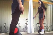 Красивые девушки танцевали на электрические Hoverboards с сложных движений