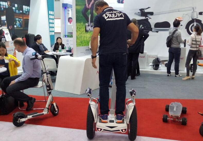  في الهواء الطلق، Airwheel غالباً ما تأتي في متناول اليدين.