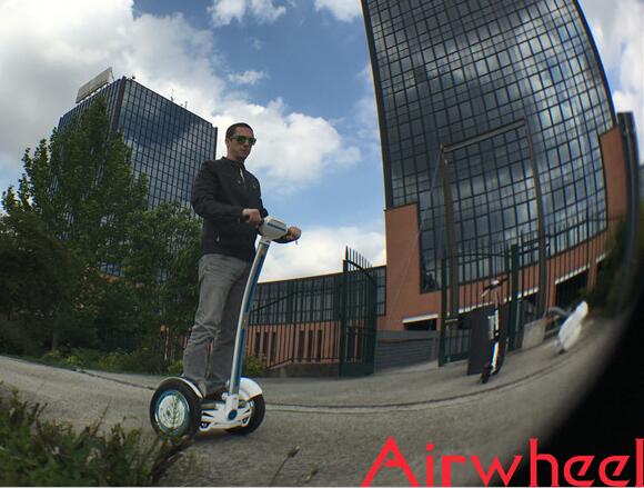 Scooter électrique intelligent Airwheel ne peut être ignoré et il fera voyager plus pratique et créatif.