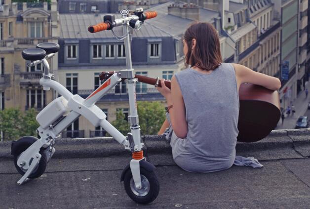 Airwheel электрическая мобильность scooter является хорошим выбором для осмотра достопримечательностей города.