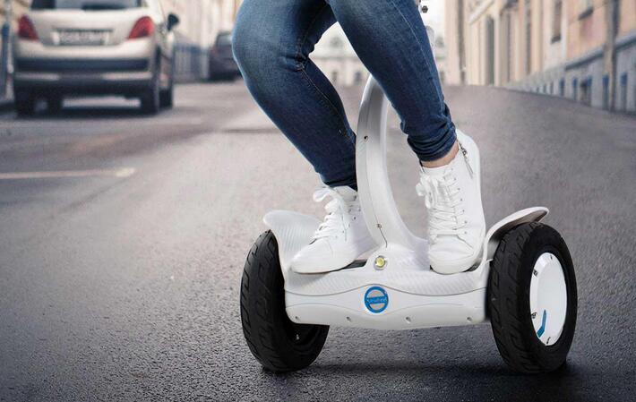 Airwheel S8 scooter equipado con silla le libera a Carlos del agotamiento durante las compras.